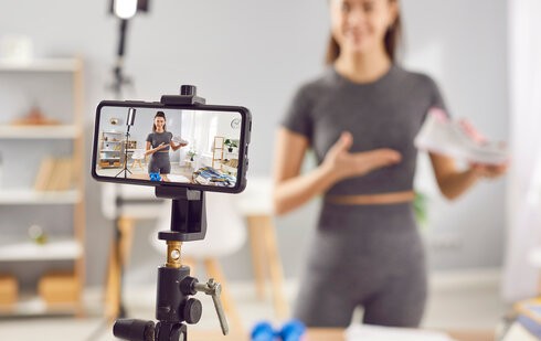 influencerka prezentuje produkty w sklepie internetowym