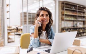 właścicielka sklepu internetowego negocjuje umowę z hurtownią