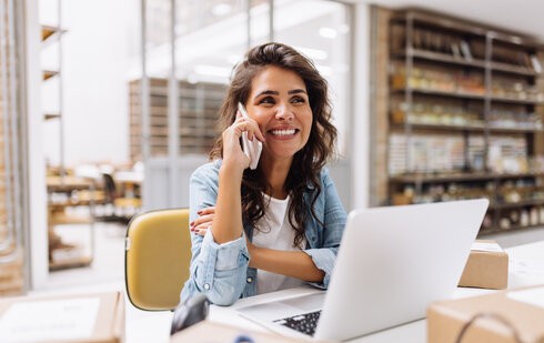 właścicielka sklepu internetowego negocjuje umowę z hurtownią