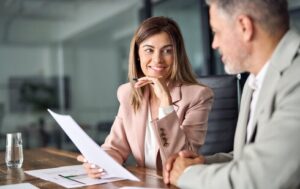 przedsiębiorca i urzędniczka dyskutują na temat odroczenia terminu wyboru formy oopodatkowania