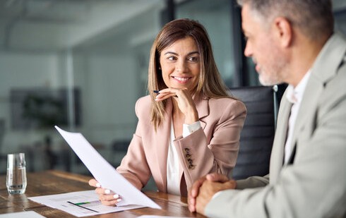 przedsiębiorca i urzędniczka dyskutują na temat odroczenia terminu wyboru formy oopodatkowania