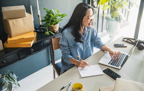 Właścicielka sklepu internetowego sprawdza trendy w -ecommerce na 2026 rok