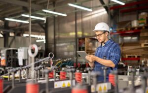 pracownik przy linii produkcyjnej