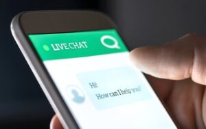 telefon z uruchomionym live chatem