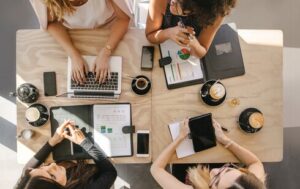 Zespół marketingowy pracuje nad strategią marketing 360 w e-commerce