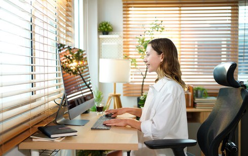 Copywriterka pracuje nad optymalizacją treści pod Google AI Overview