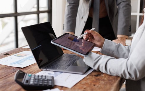 specjalista analizuje możliwości inwestowania z wykorzystaniem papierów wartościowych