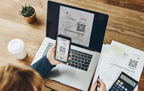 księgowa skanuje faktury